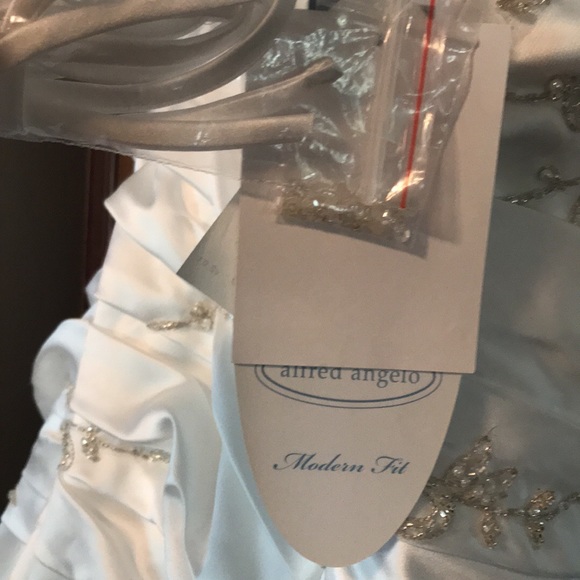 Alfred Angelo NWT Wedding Dress - Picture 14 of 16